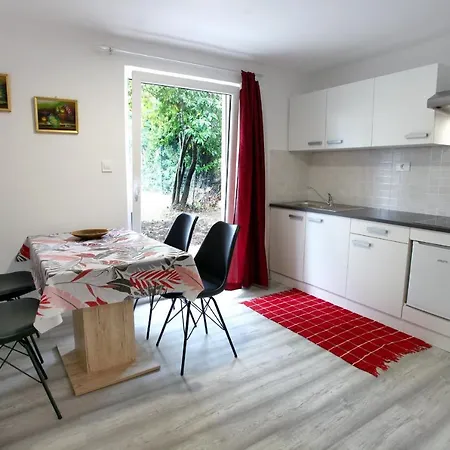Apartment Hilltop Red & Blue