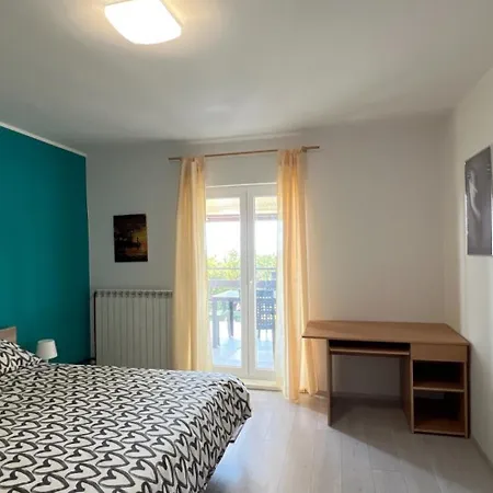 Apartma Hilltop Red & Blue *